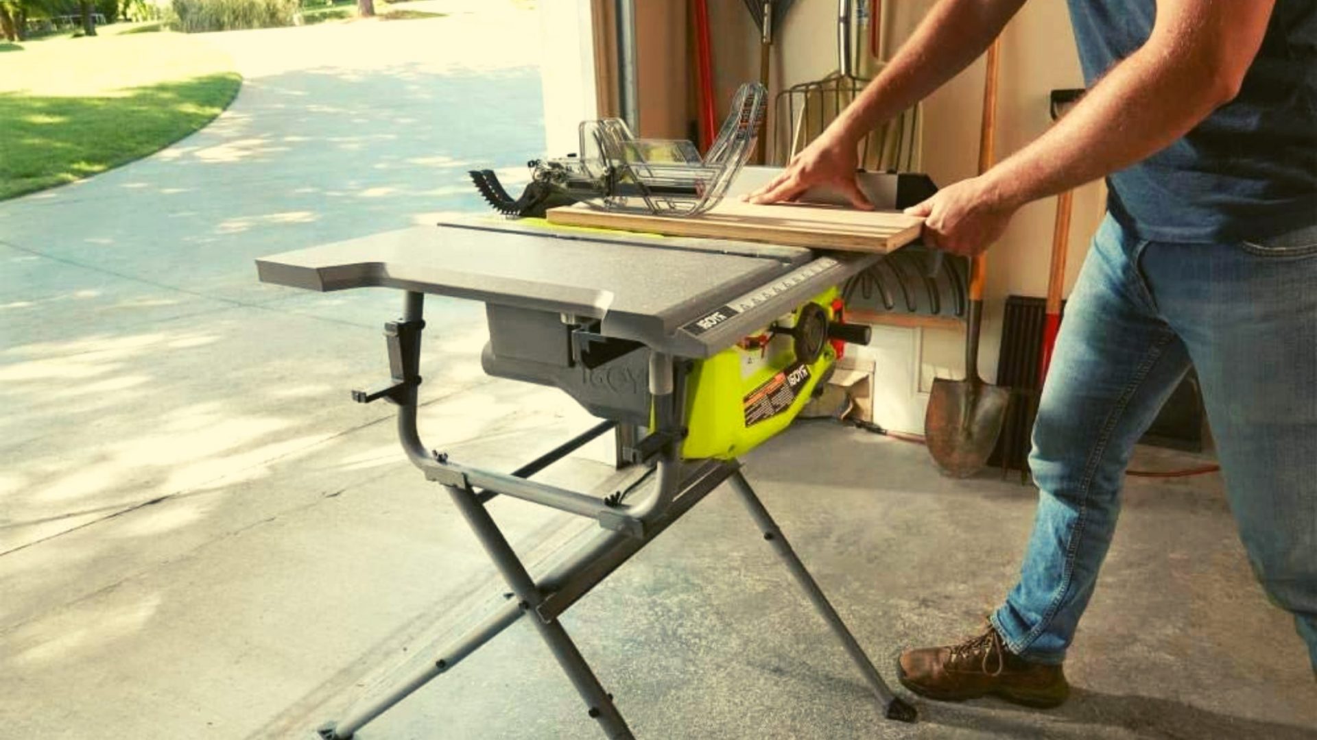 How to unlock a Ryobi table saw?